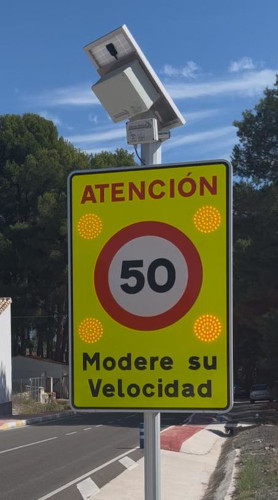 Señales de Alta Visibilidad Reforzadas con Focos y DETECCION DE VELOCIDAD
