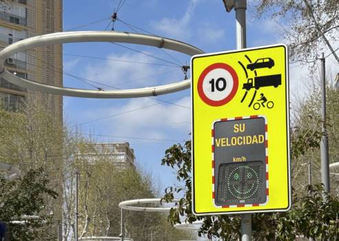 Benidorm installs electronic signs and educational radars to improve road safety.