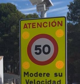 Señales de Alta Visibilidad Reforzadas con Focos y DETECCION DE VELOCIDAD