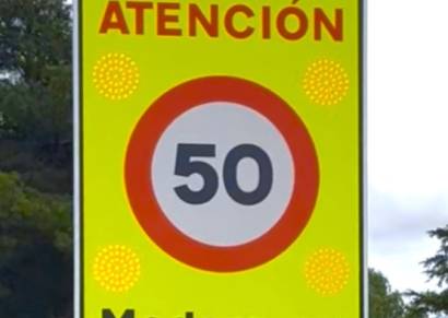 Señales de Alta Visibilidad Reforzadas con Focos y DETECCION DE VELOCIDAD