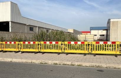 PLASTIC PEDESTRIAN RETAINING FENCES