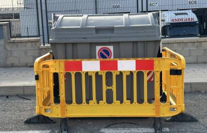 PLASTIC PEDESTRIAN RETAINING FENCES